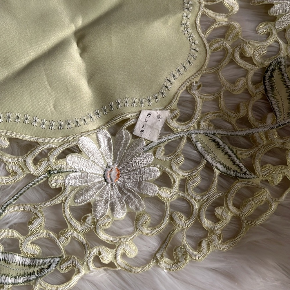 POLAND | Spring Table Runner Doily - Picture 5 of 6